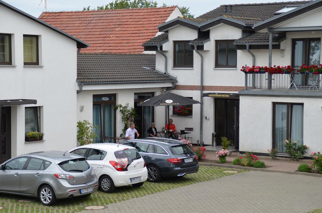 Hotel-Pension Pastow Garni Broderstorf Exterior foto
