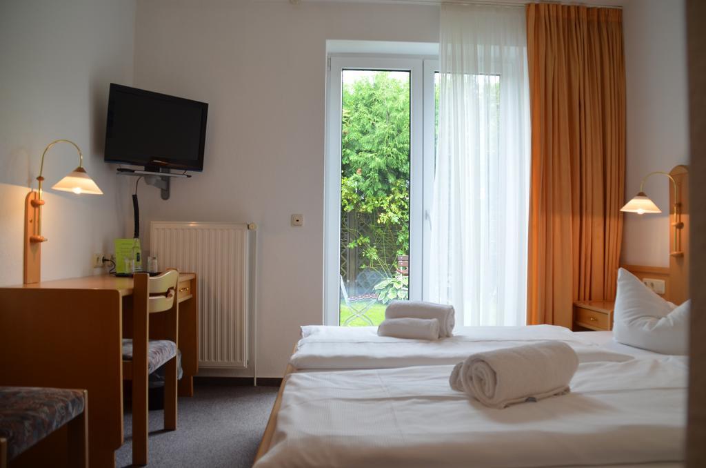 Hotel-Pension Pastow Garni Broderstorf Exterior foto