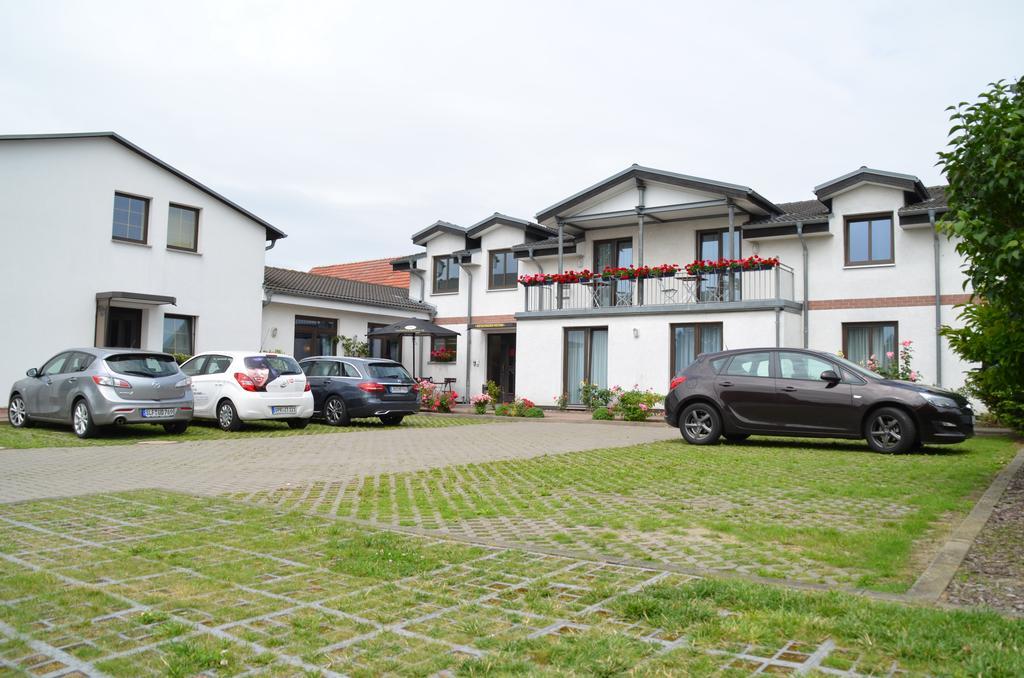 Hotel-Pension Pastow Garni Broderstorf Exterior foto